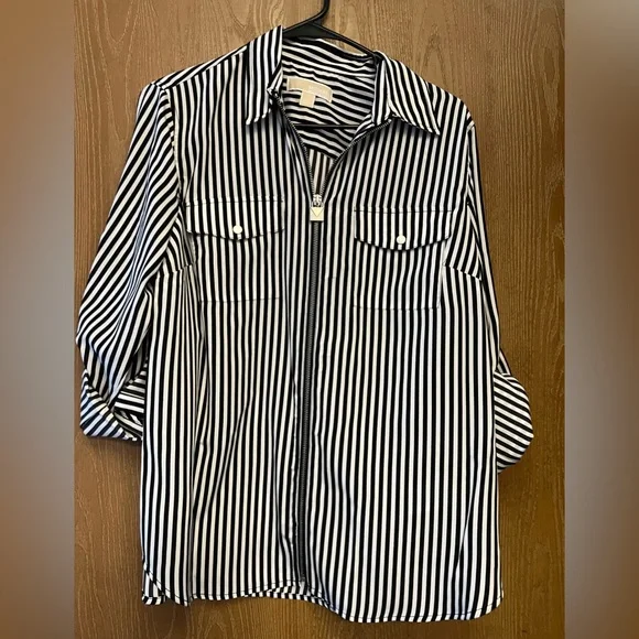 Brand new Michael kors shirt. Tried on that’s it never worn. - Picture 1 of 2